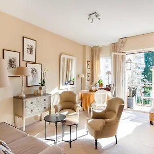 In With Balcony Terrace , Mentone Francia